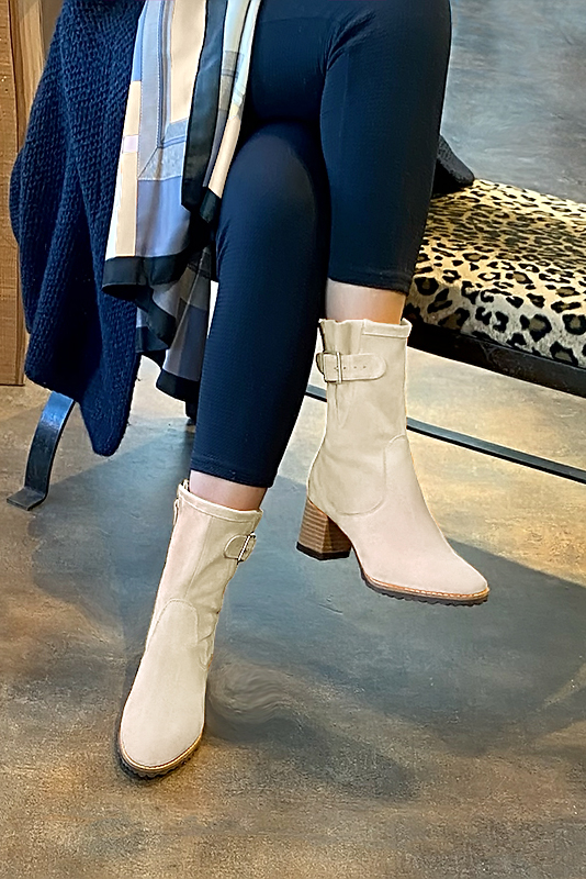 Champagne beige women's ankle boots with buckles on the sides. Round toe. Medium block heels. Worn view - Florence KOOIJMAN